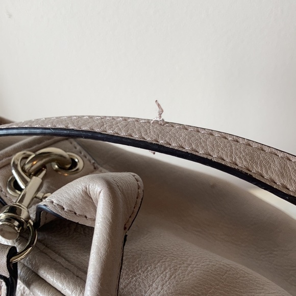 Taupe Guess crossbody - Picture 4 of 4